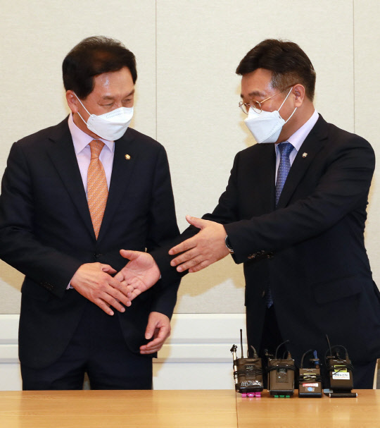 윤호중(오른쪽) 민주당 원내대표와 김기현 국민의힘 대표 권한대행 겸 원내대표가 11일 국회에서 회동하며 인사하고 있다. 연합뉴스